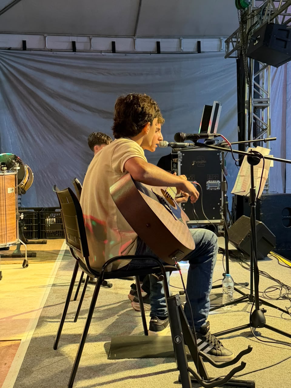 Apresentação de violão e voz