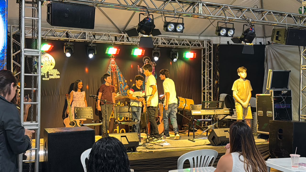 Encontro dos alunos no palco da celebração