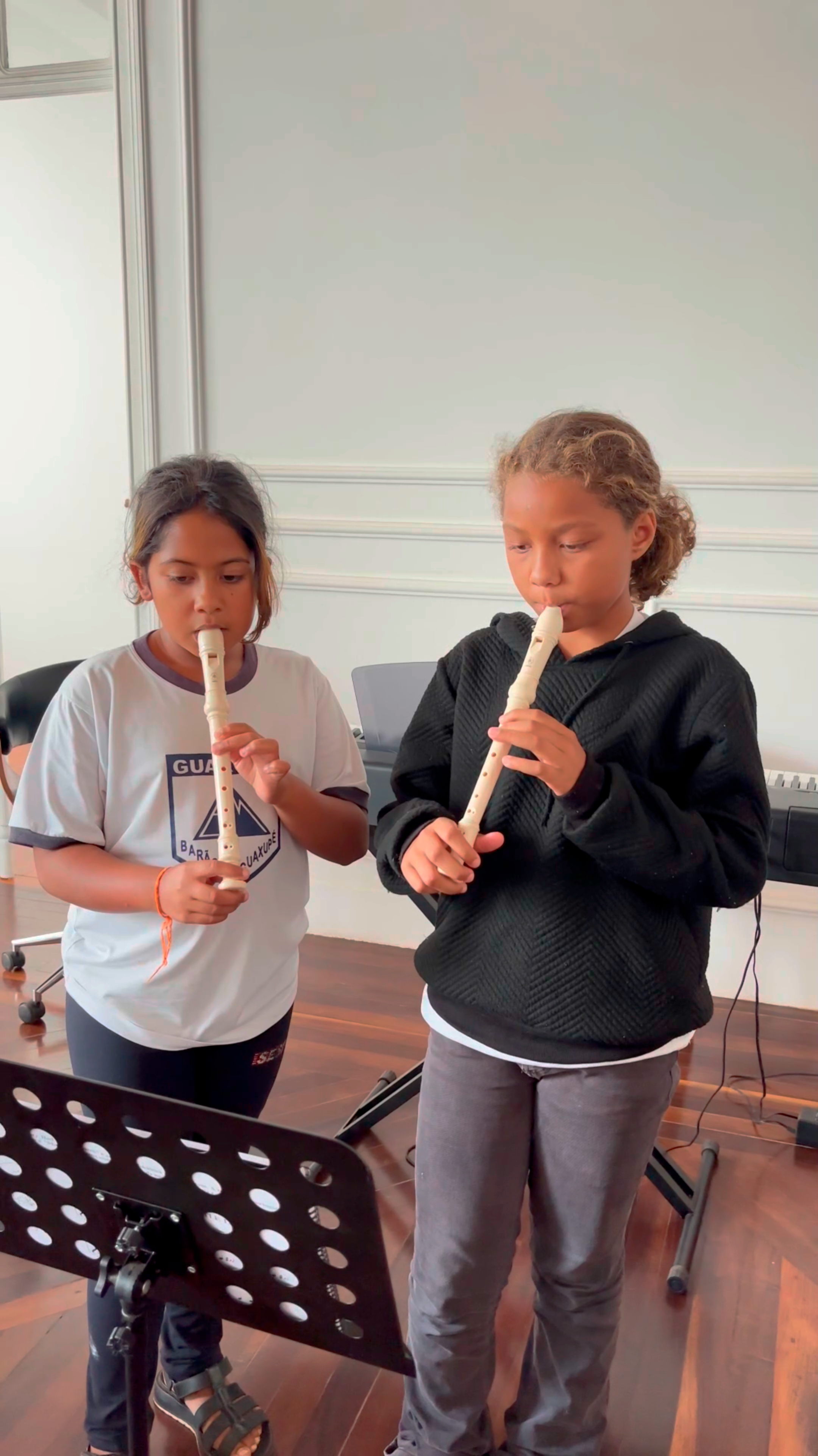 Crianças tocando flauta no Instituto Arte e Vida
