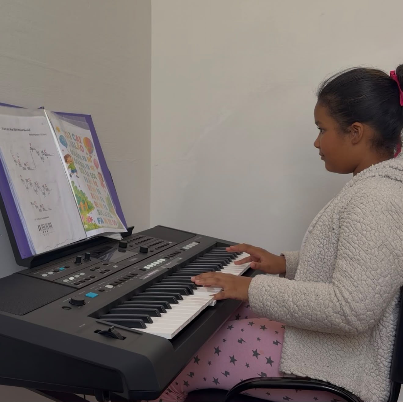 Aluna praticando teclado no Instituto Arte e Vida