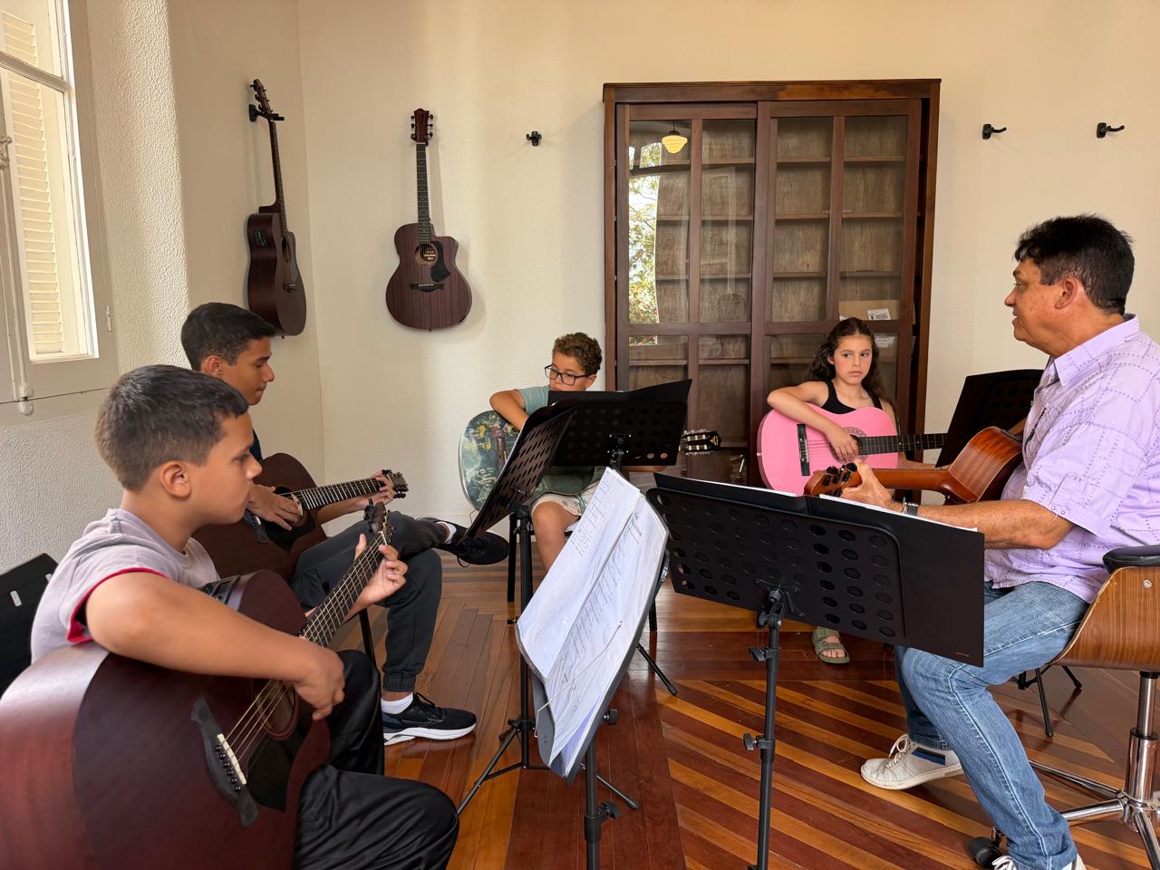 Alunos e professor durante aula de violão no Instituto Arte e Vida